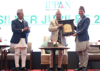 President appreciating Hon’ble PM with Token of Love
