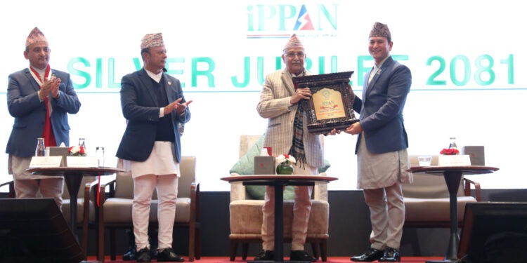 President appreciating Hon’ble PM with Token of Love